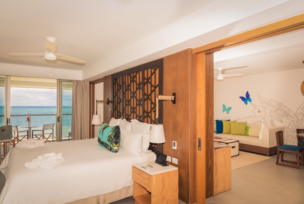 Preferred Club, Master, Suite, King Bed, Ocean Front