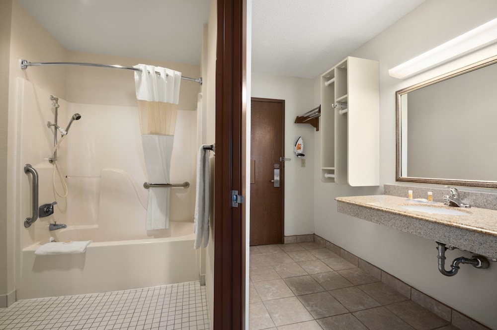 Days Inn & Suites By Wyndham Kansas City South 13/43