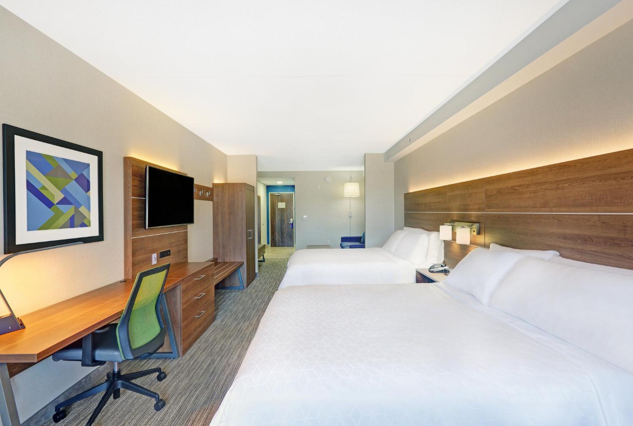 Suite, King Bed, 2 Queen Beds