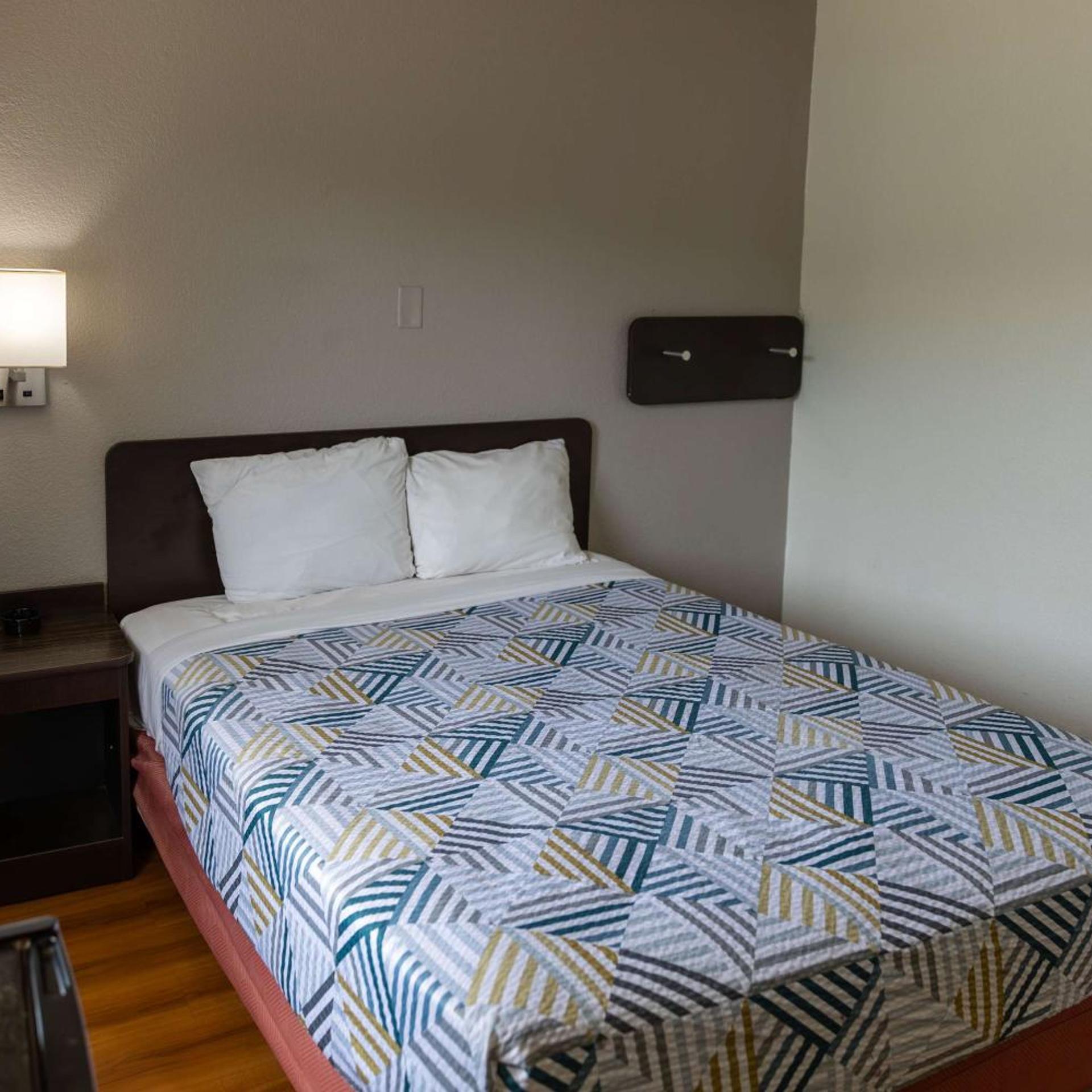1 Queen Bed - Mobility Access Ri Shwr Nsmk, Motel6 Lufkin, TX 4/10