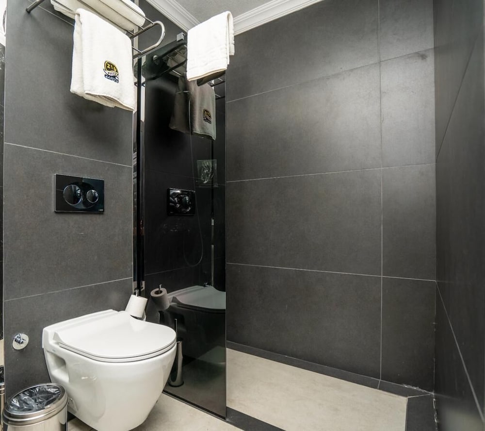 Eagle Palace Suites 46/50