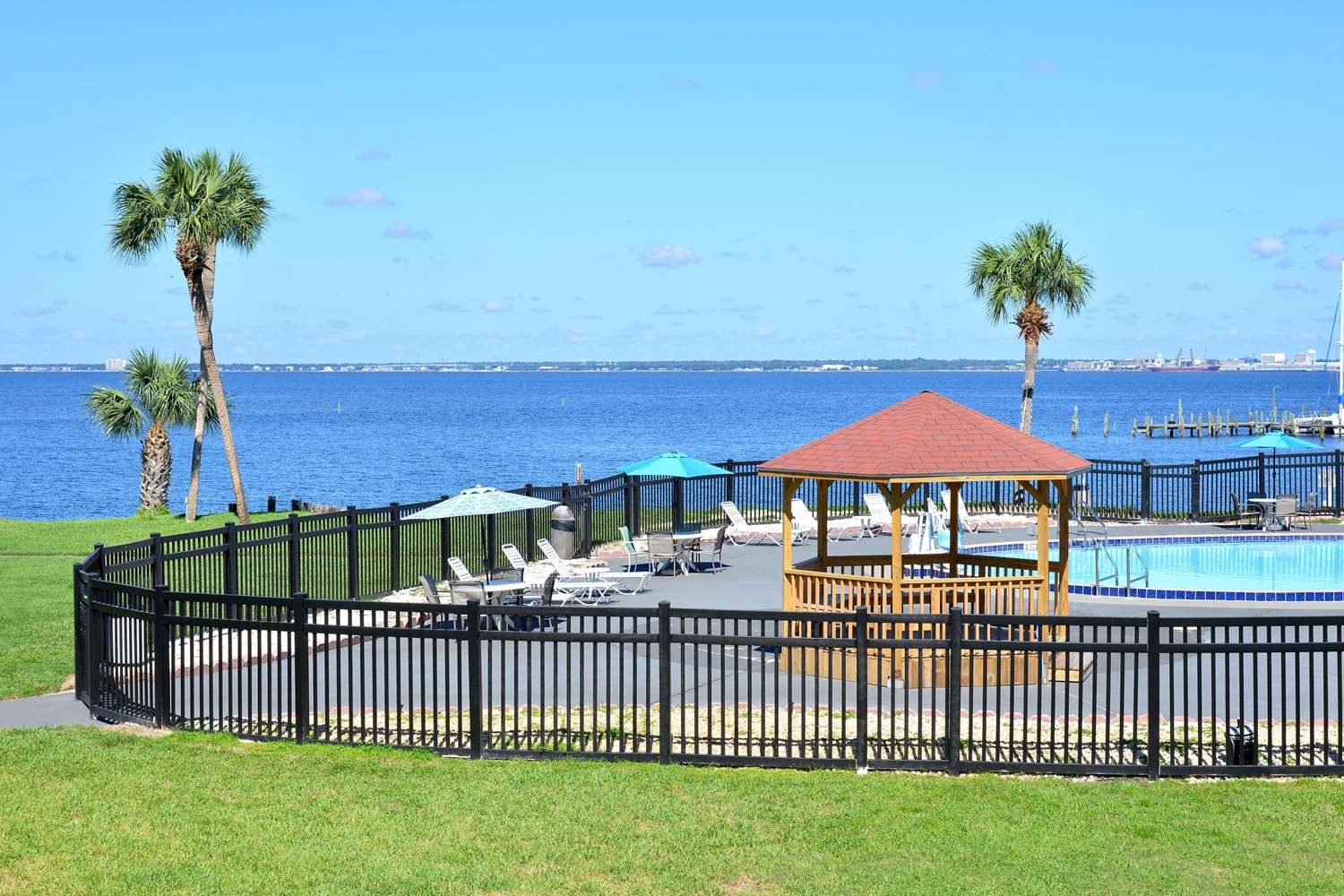 Quality Inn & Suites Gulf Breeze Bayside near Pensacola Beach 33/33