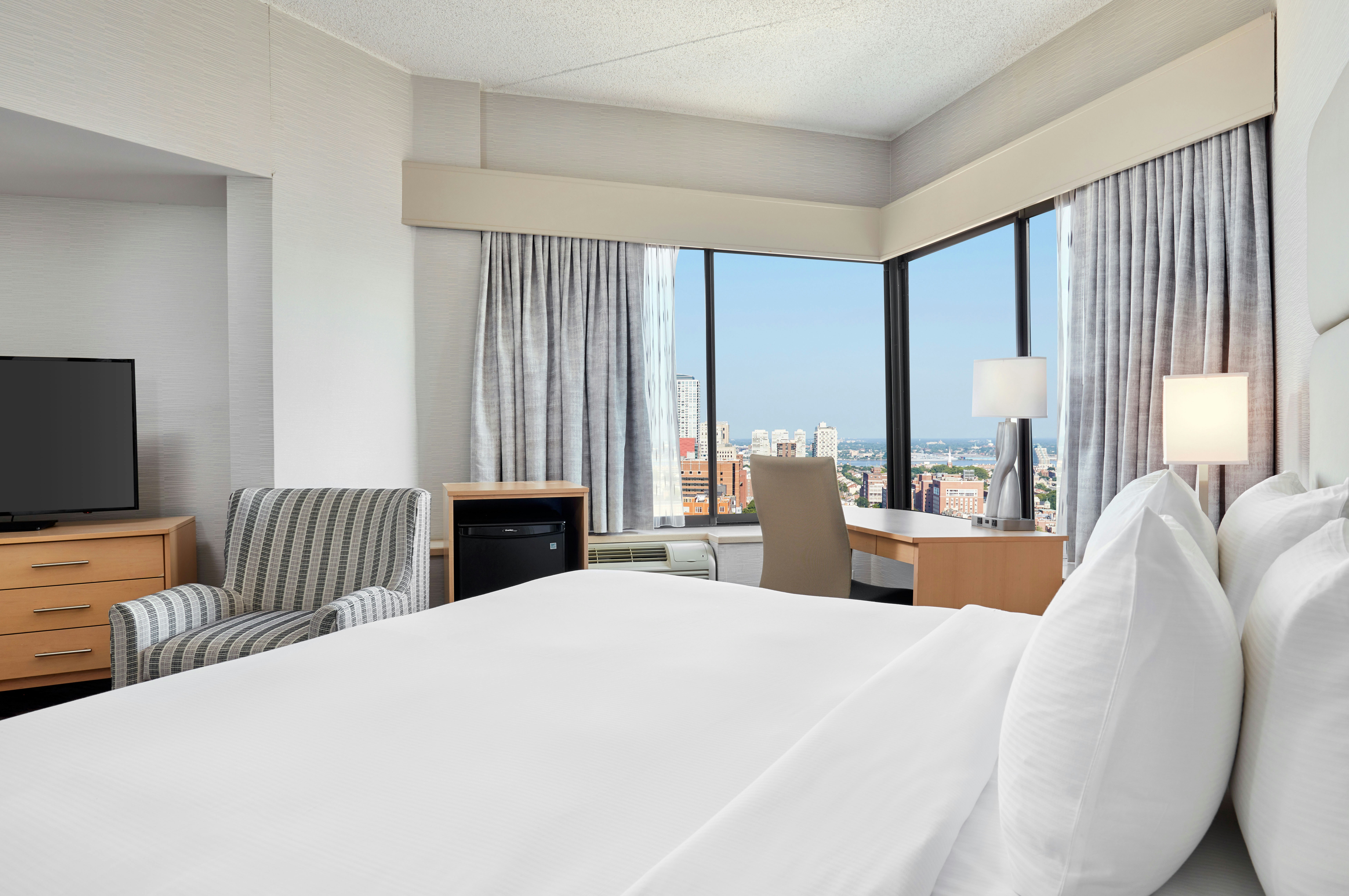 ROOM, KING BED, HIGH FLOOR