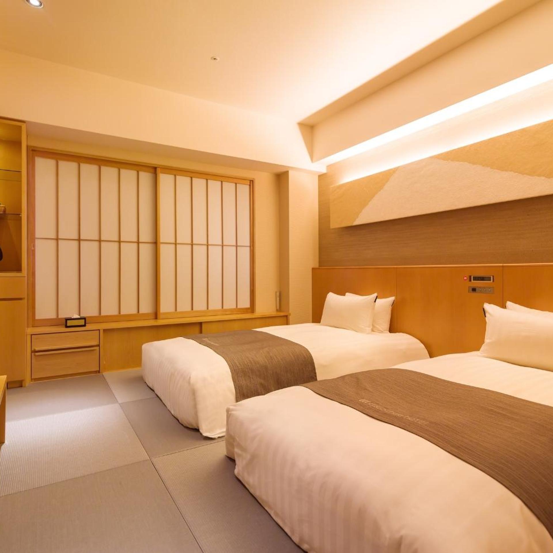 غرفة بسريرين منفصلين مع سرير إضافي