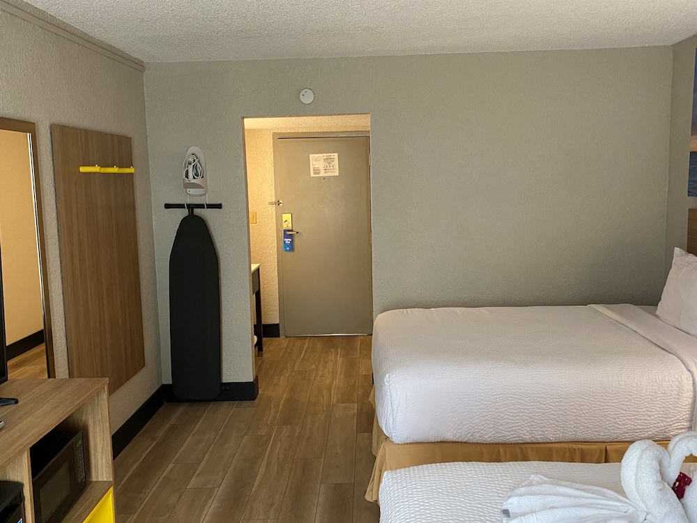 Days Inn by Wyndham Fort Pierce Midtown 19/55