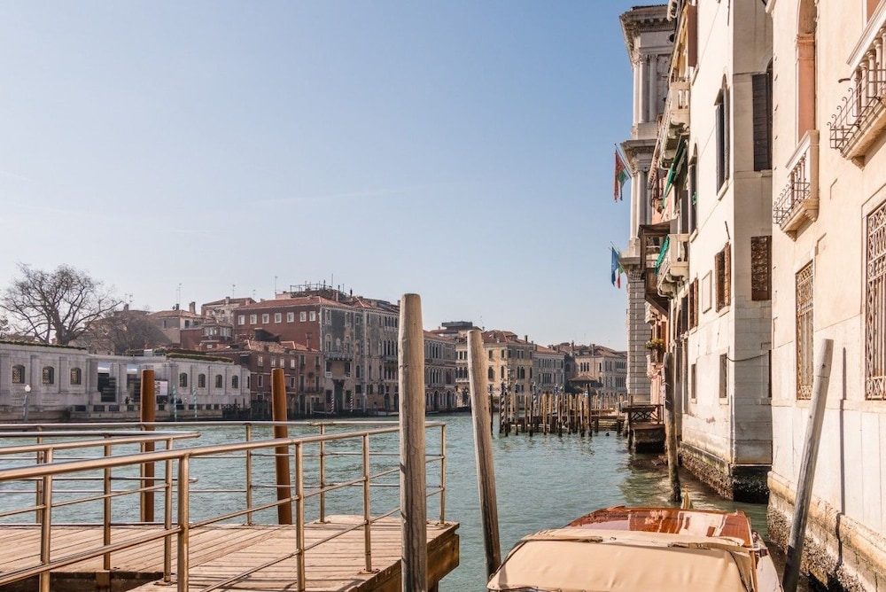 Fenice Backstage over Canal 32/38