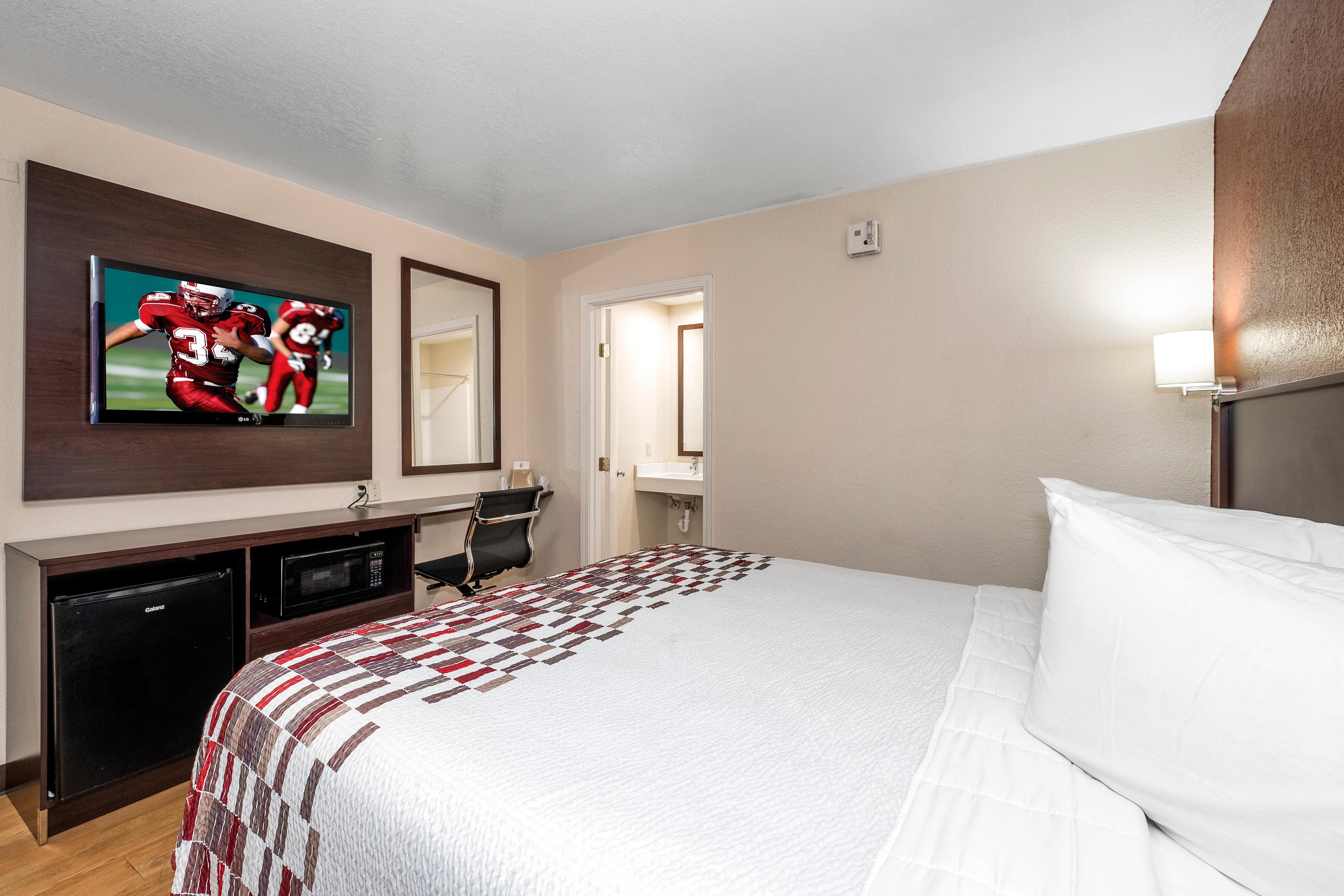 1 King Bed - Non-Smoking, Micfridge