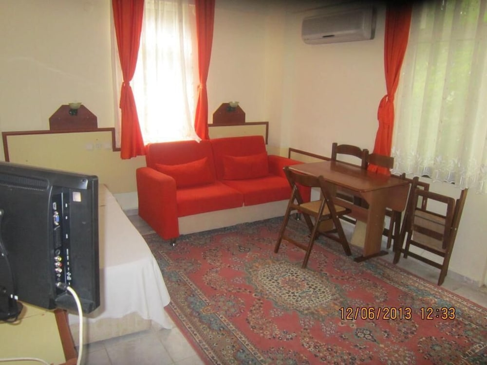 Red Rose Hotel 14/27