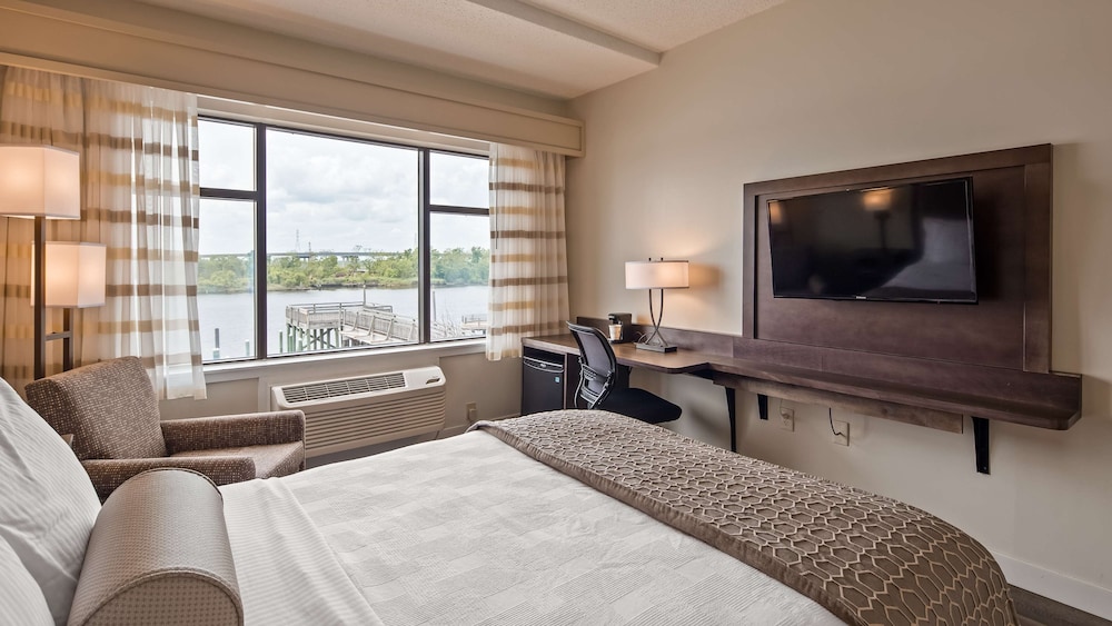 Best Western Plus Coastline Inn 10/26