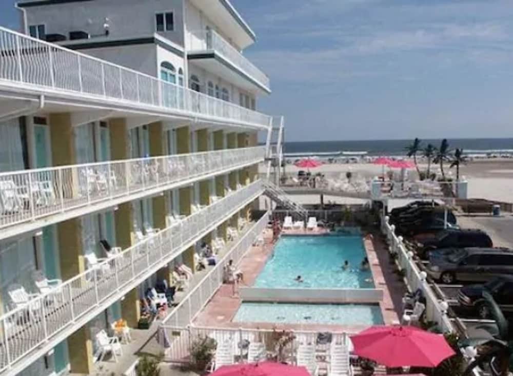 Paradise Ocean Front Resort 6/45