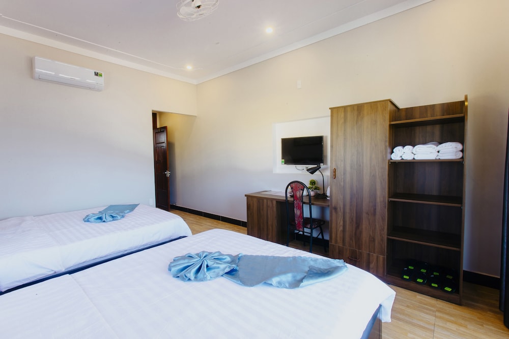 DELUXE, QUADRUPLE, 2 QUEEN BEDS, CITY VIEW, BALCONY