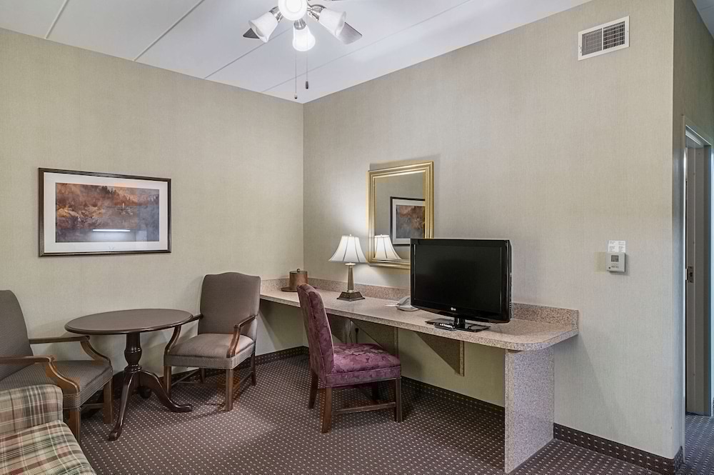 Skyways Hotel New Castle, DE 24/27