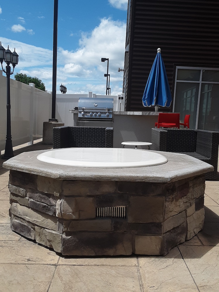 Fairfield Inn Suites Utica 45/47