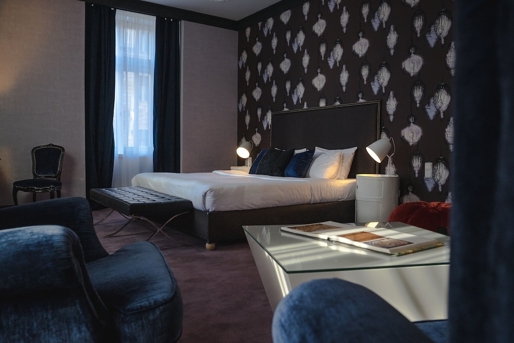 Friday Hotel 8/36