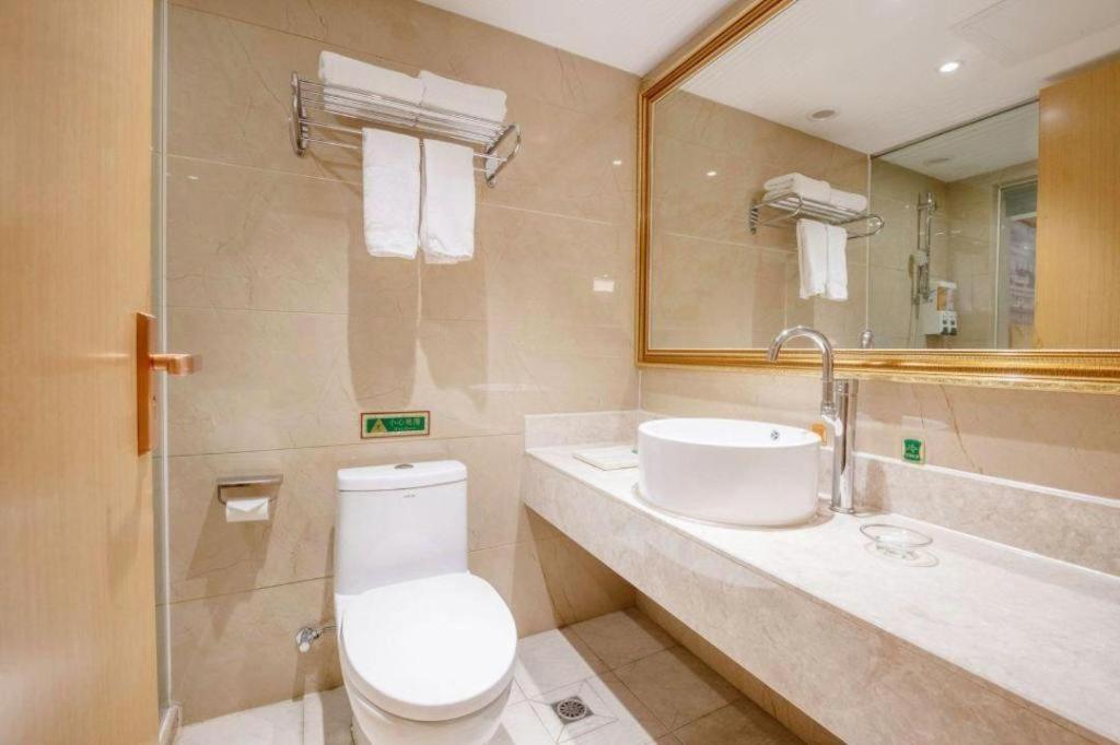 Vienna Hotel Huizhou (Huabianling Square Branch) 46/50