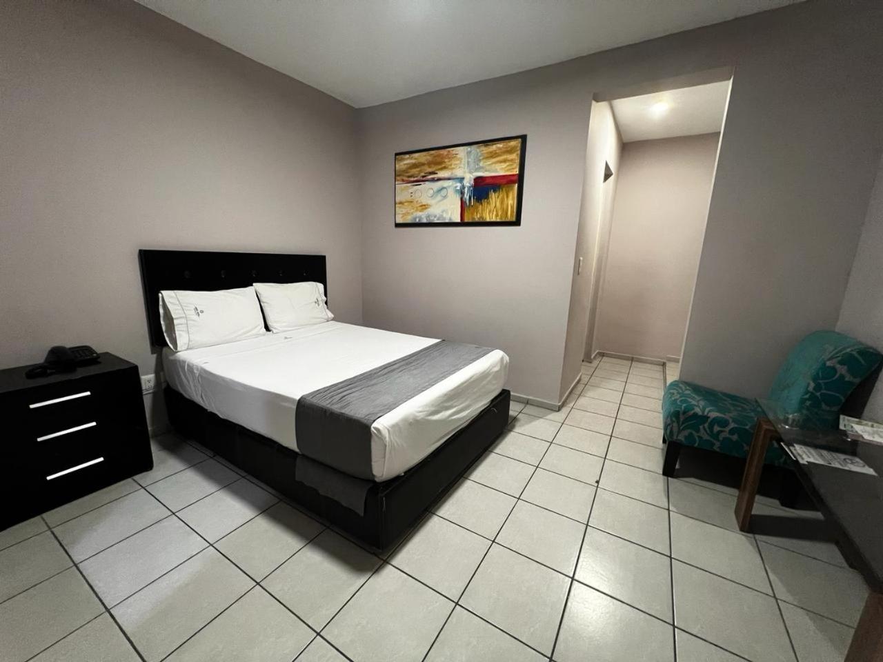 غرفة بسرير مزدوج