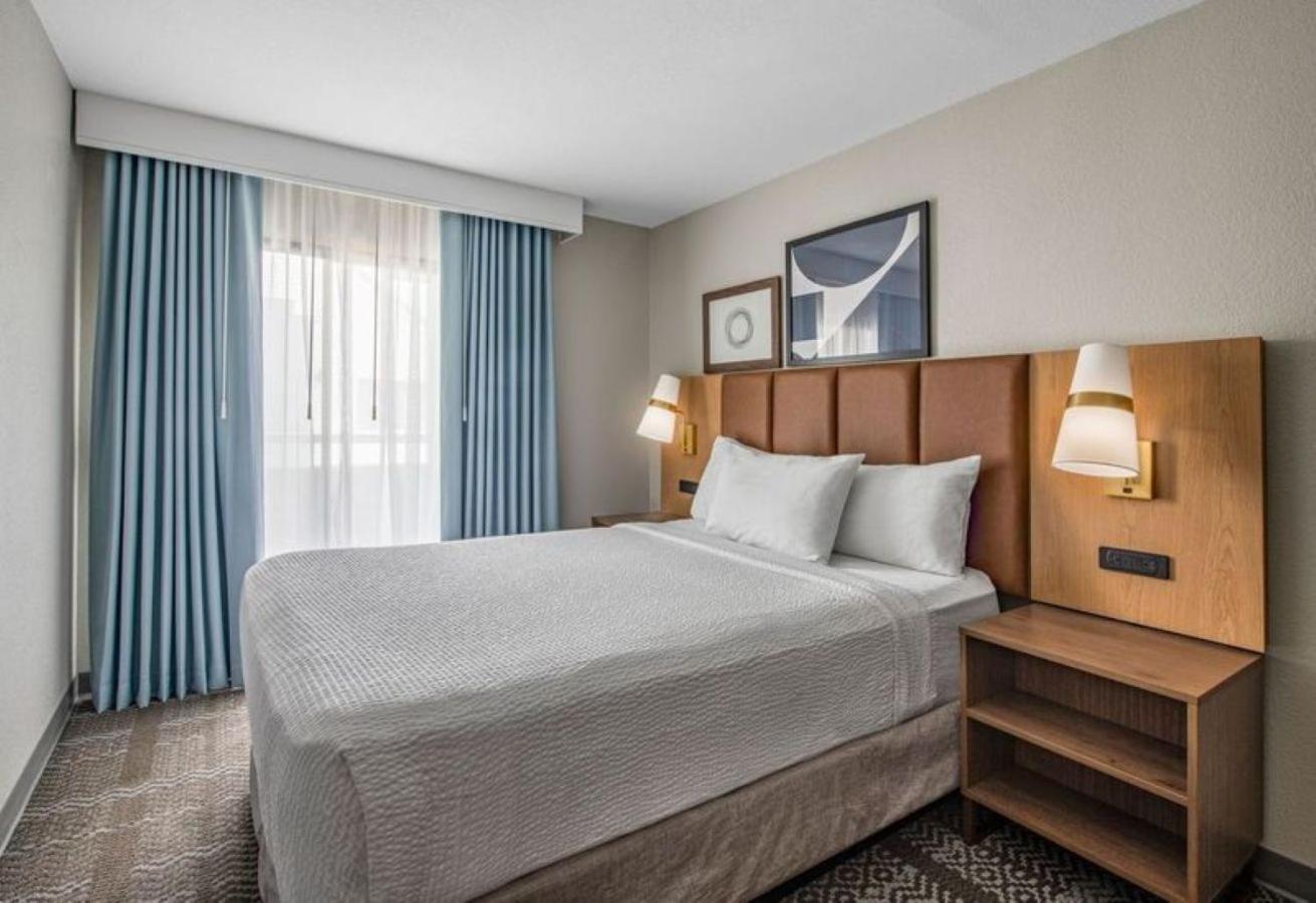 Bi Level, Loft, Suite, Queen Bed