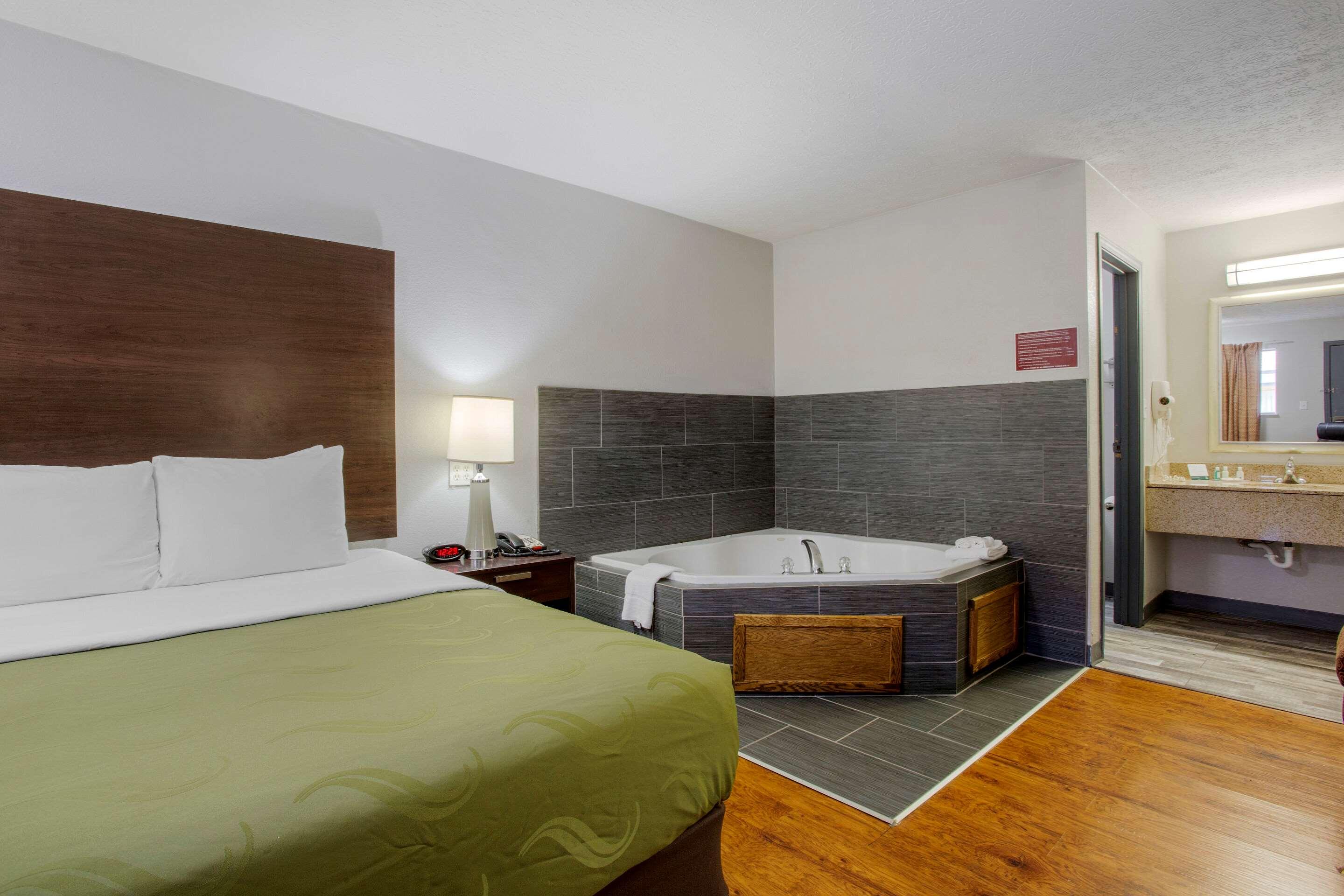 EFFICIENCY, SUITE, KING BED, SMOKING