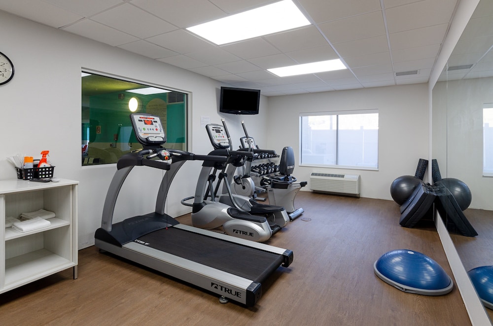 Holiday Inn Express Hotel And Suites Weston 34/54