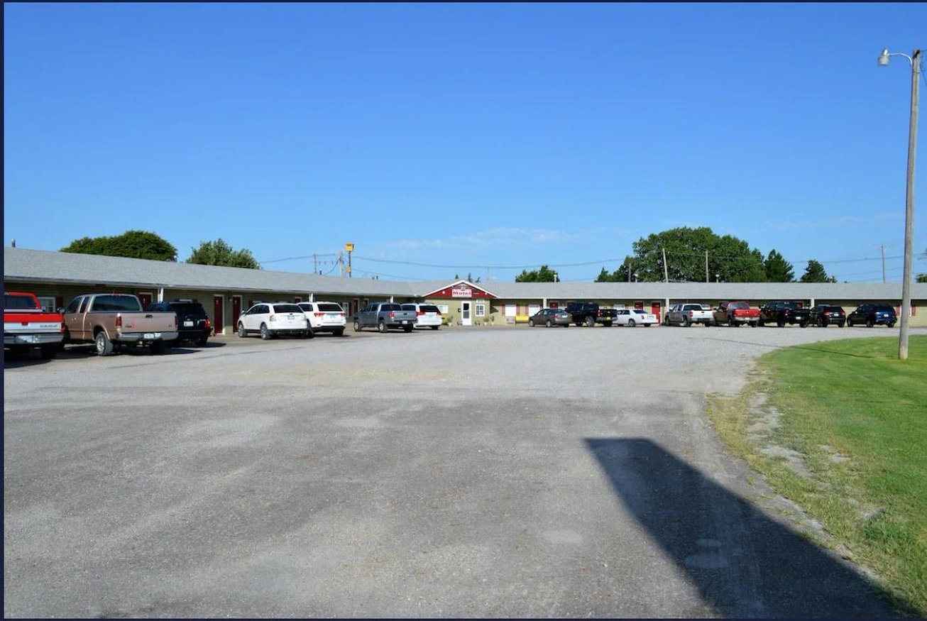 Green Acre Motel by OYO Near Rush County Airport 13/17