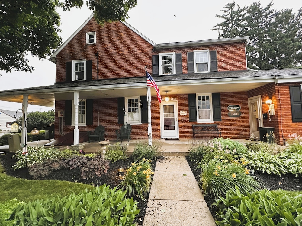 Spruce Lane Lodge & Cottages 32/35