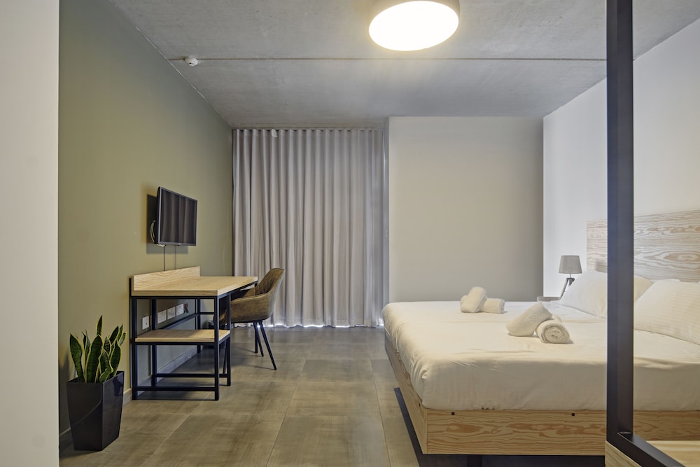 Mr. Todd Hotel 13/68