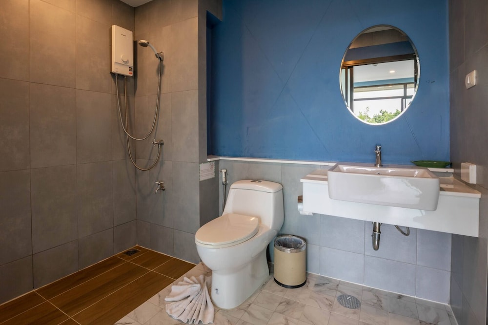 Premier, King Bed, Pool Access, ROYAL PINEAPPLE HOTEL a welcome to wealth and good fortune 5/6
