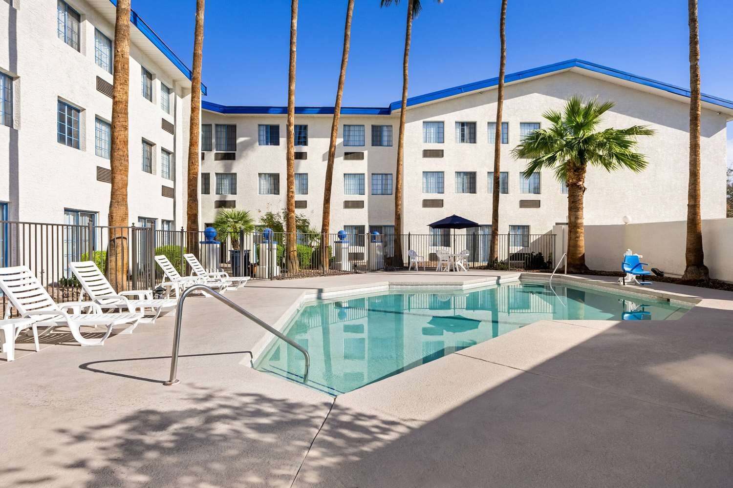 Days Inn & Suites by Wyndham Mesa Near Phoenix 32/36