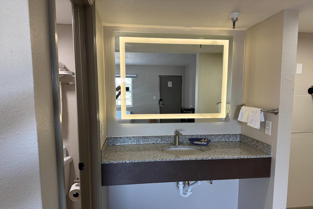 Travelodge by Wyndham Venice 45/46