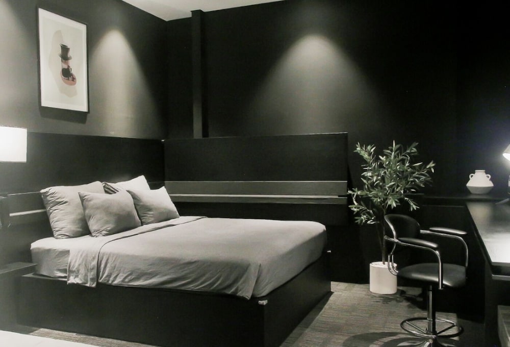 Superior, Queen Bed, No Window