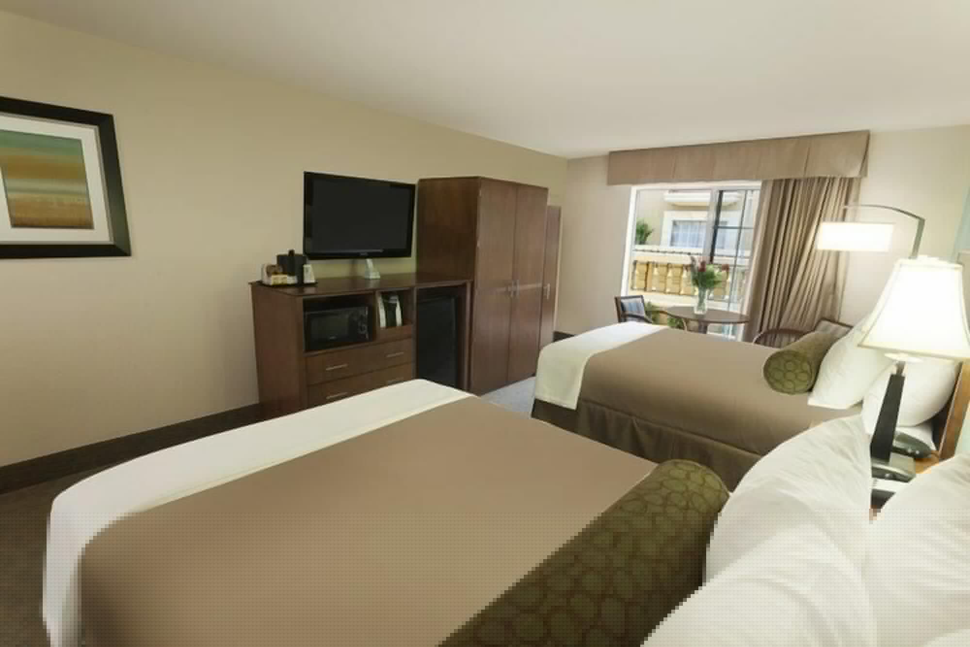 Standard, 2 Queen Beds, Pool Side