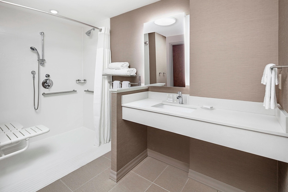 SUITE, KING BED, SOFA, ACCESSIBLE