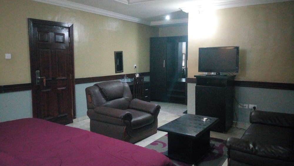Brighton Hotel And Suites 16/20