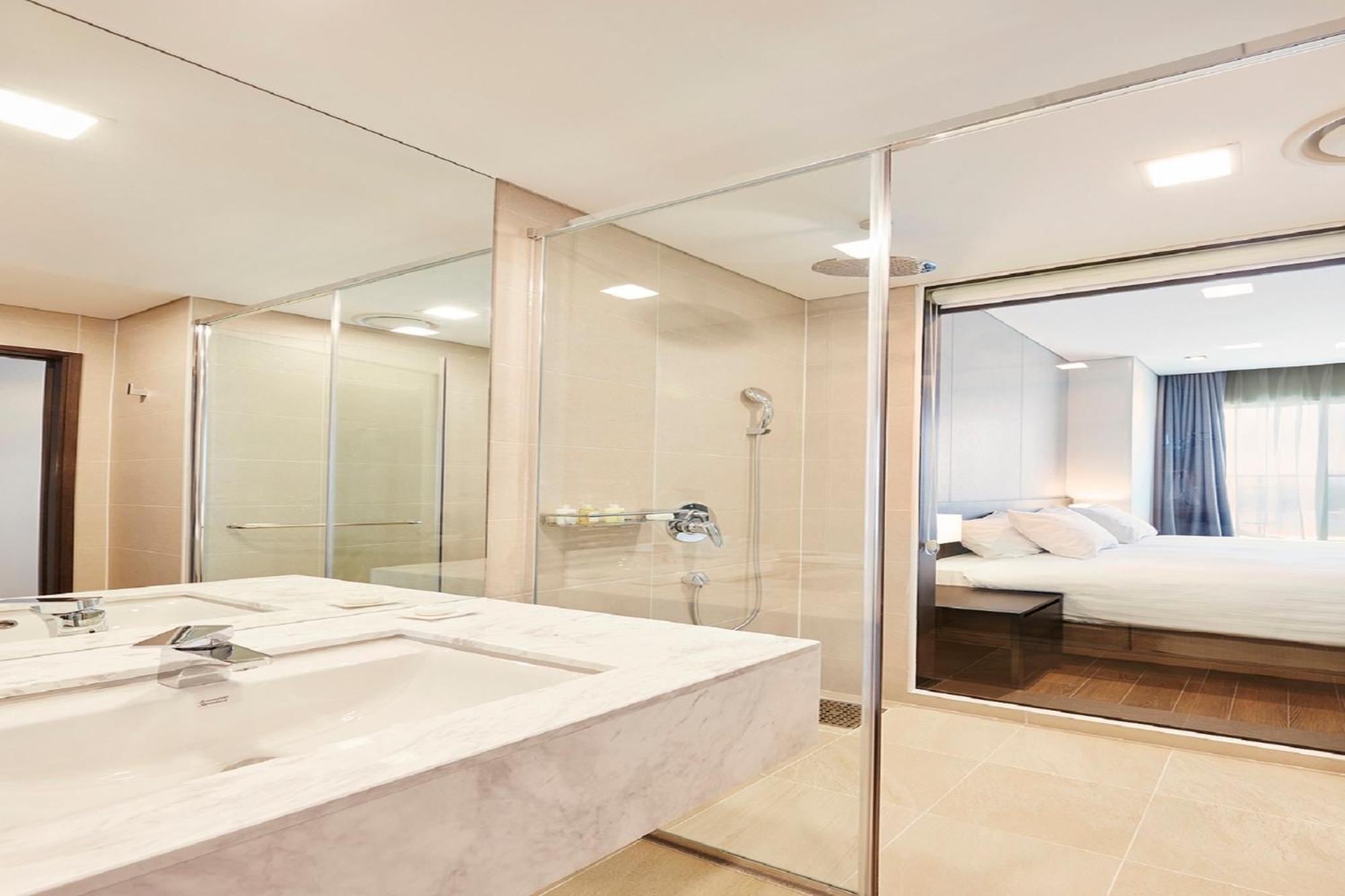 Deluxe, 2 Double Beds, King Bed, Lake View, Pool Access، SkyBay Hotel Gyeongpo 5/7