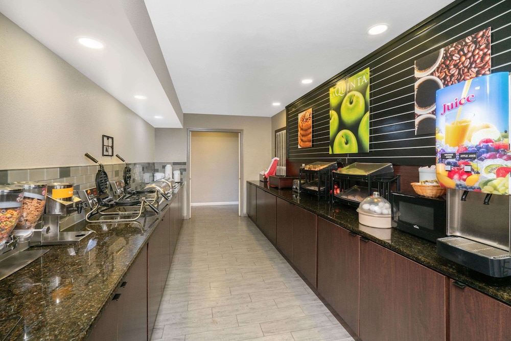 La Quinta Inn & Suites by Wyndham Memphis Airport Graceland 59/71