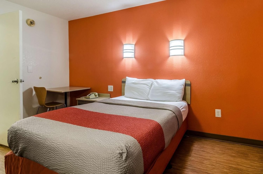 Motel6 Warren, MI - Detroit East 16/54