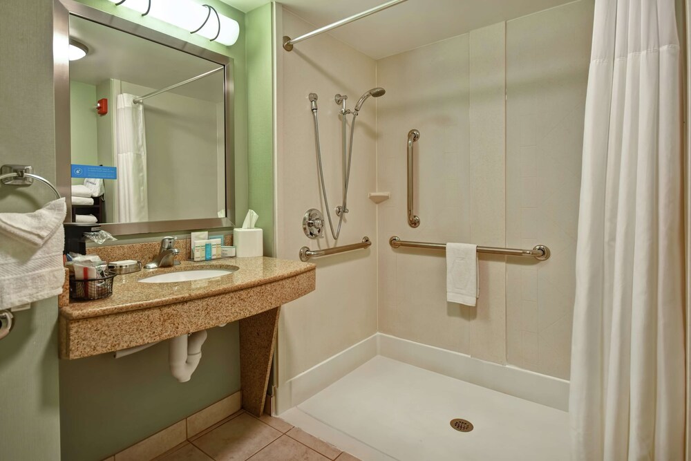 Hampton Inn Suites Detroit Canton 28/89