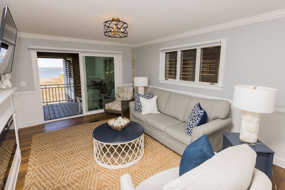 The Burrus House Inn Waterfront Suites 33/50
