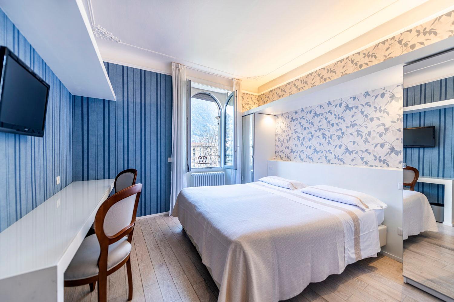 Room, Double or Twin Bed, Lake Front