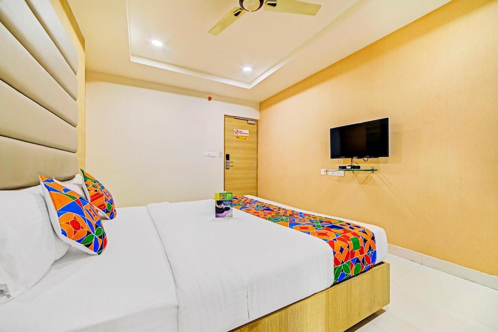 Oyo 14745 Veeraj Suites 7/50