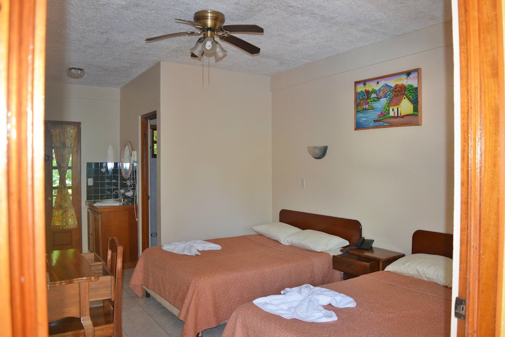 Tres Banderas Hotel 53/71