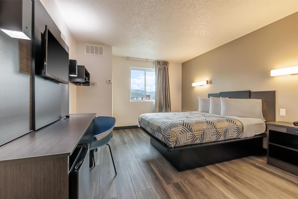 1 Queen Bed - Mob Acc RI Shwr Nsmk Minifridg