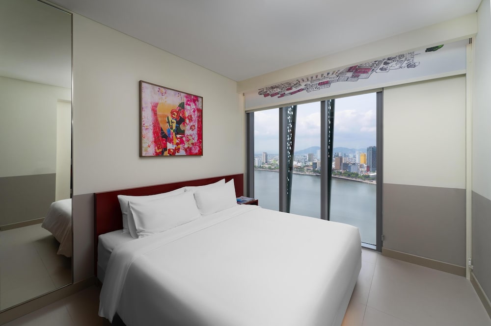 SUITE, KING BED, RIVER VIEW