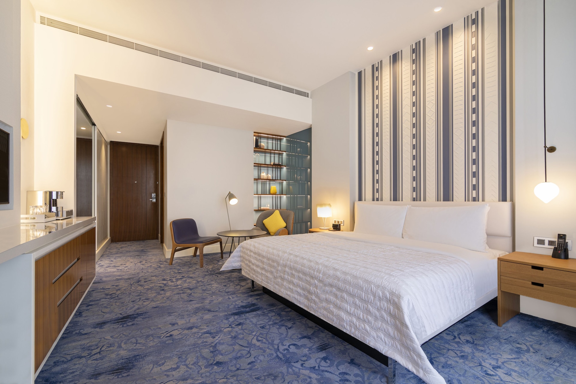 CLUB, KING BED