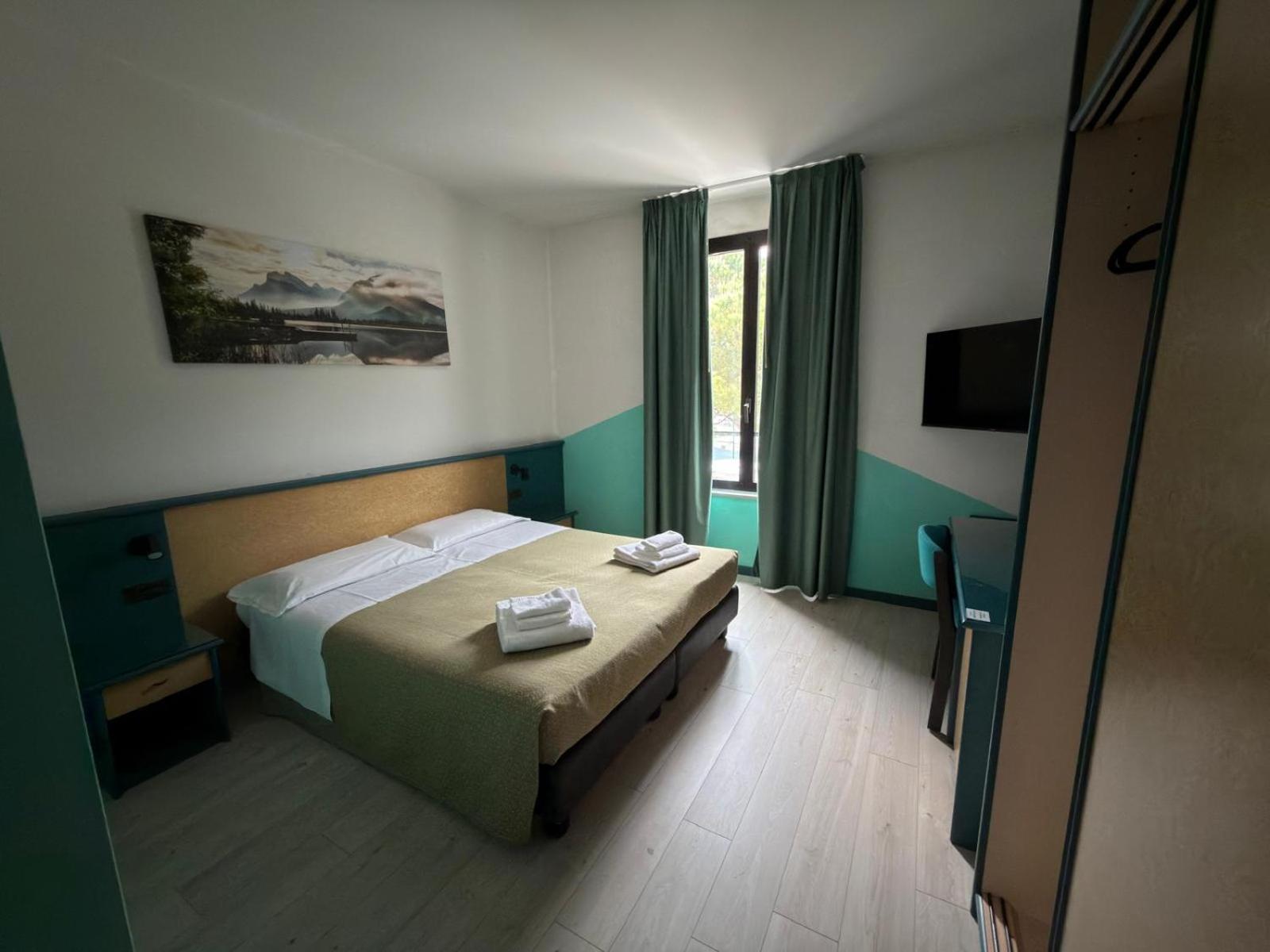 Room, Double or Twin Bed, Lake View