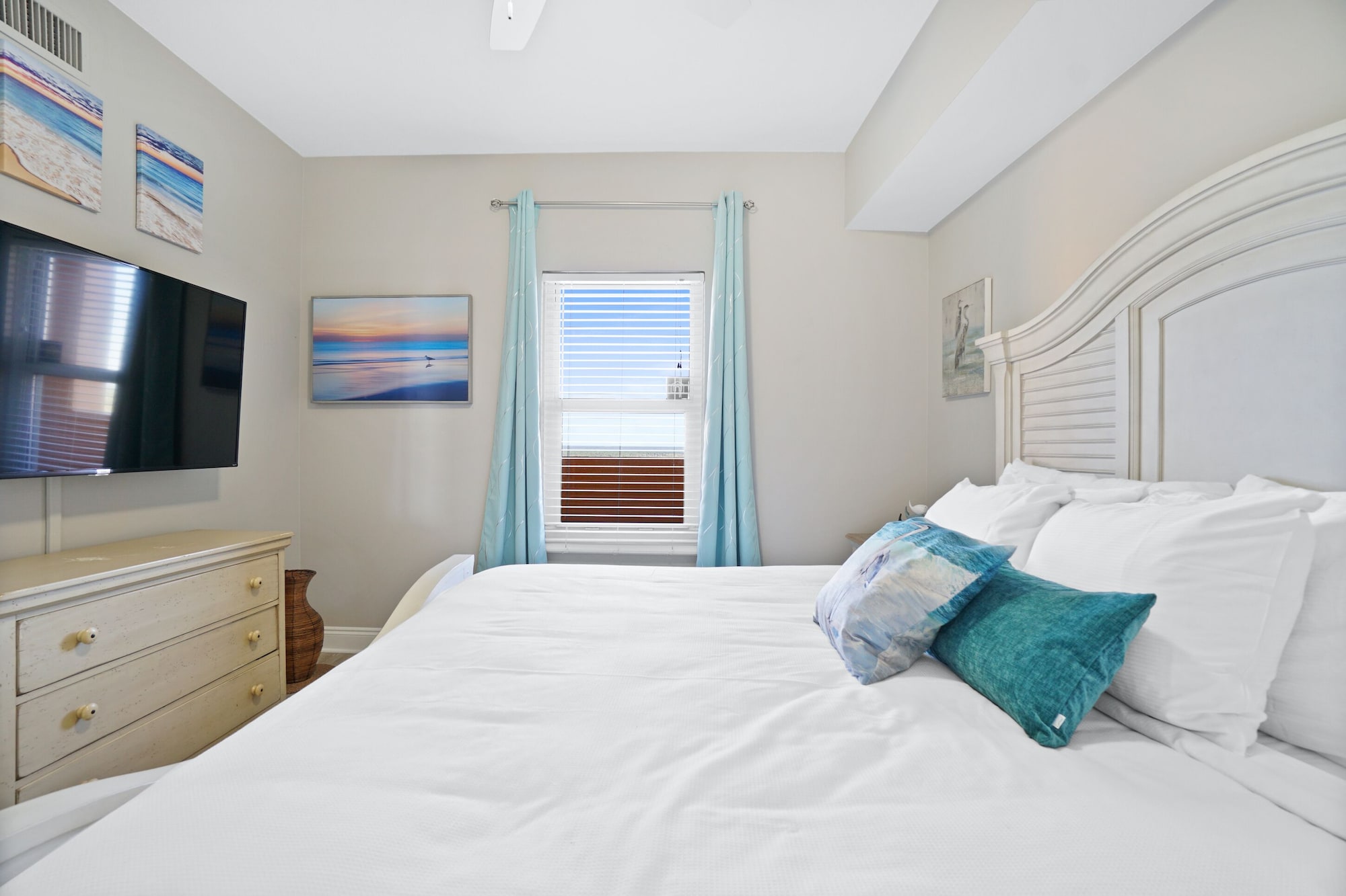 3 Bedrooms, Condo, 2 King Beds, 1 Queen and 1 Single Bed, Bunk Bed, Beach View, Sofa