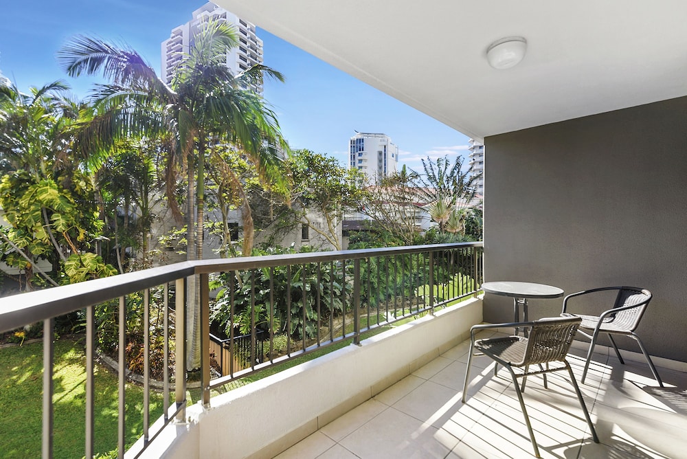 Surfers Century Oceanside Apartments 15/50