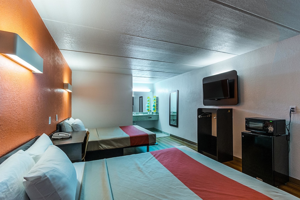 Motel6 Cleveland, TX 21/44