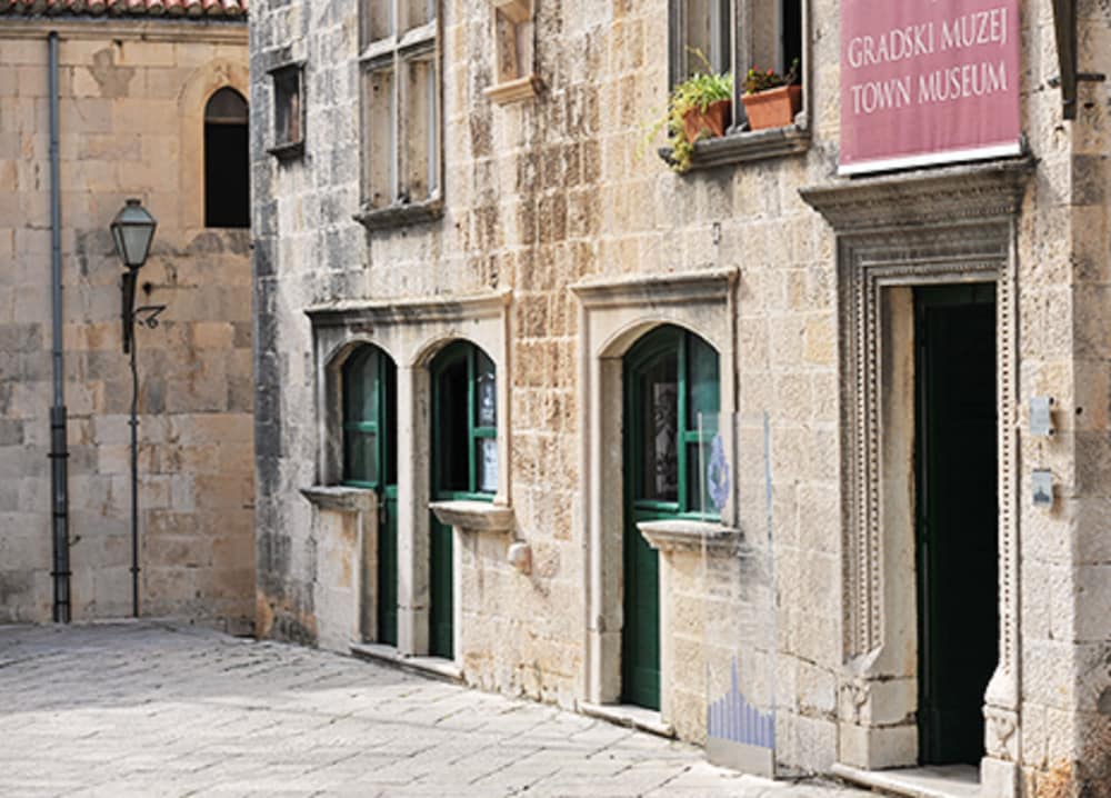 DRAGAN'S DEN HOSTEL 1/49