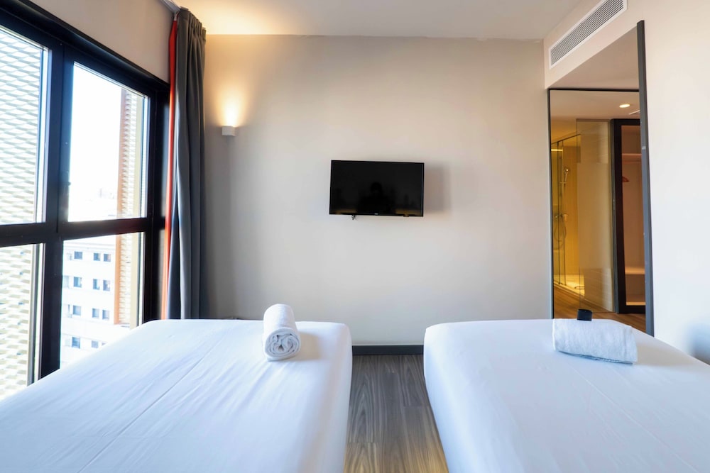 غرفة قياسية بسريرين منفصلين، easyHotel Barcelona Fira 3/10